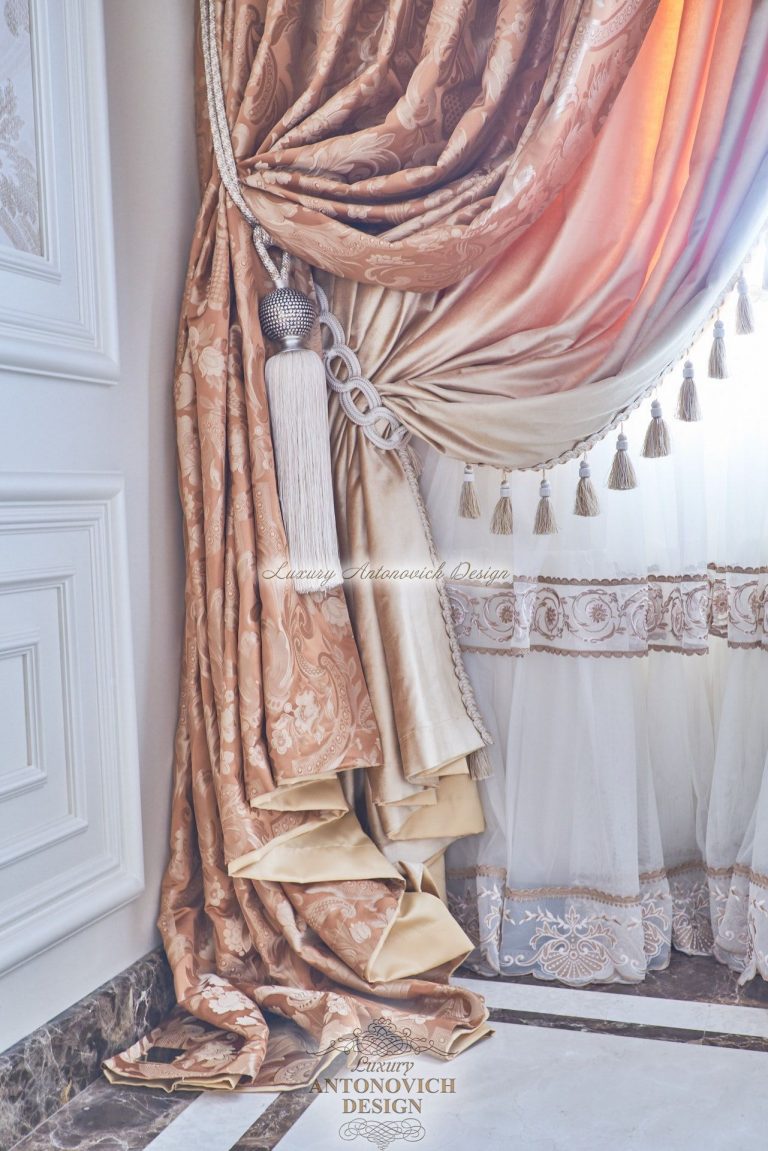 Елегантна вітальня, штори в класичному стилі, котедж Астана