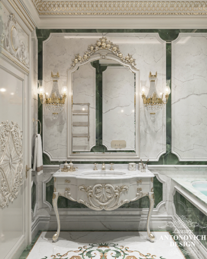 Смарагдовий онікс, мармур, мозаїка, світильника-бра в дизайні ванної в класичному стилі. Проект будинку в Одесі